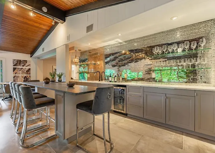 Chic Modern Glam Rockford