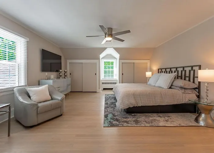Chic Modern Glam Rockford